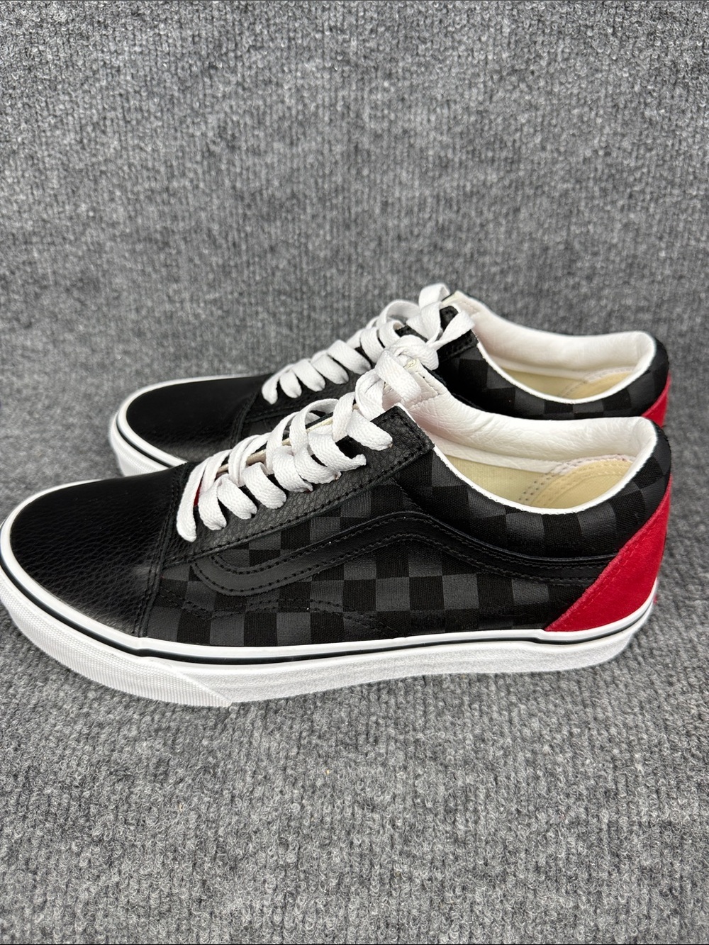 Vans Black Checkerboard Low-Top Sneakers Red Heel Accents MEN’S 7 WMN’s 8.5 NWOT